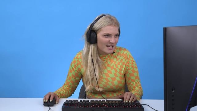 We Played The Sims 4 For The First Time смотреть онлайн