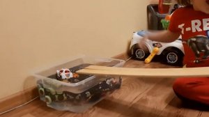 Машинки едут в воду с трамплина Проверяем машинки на мощность