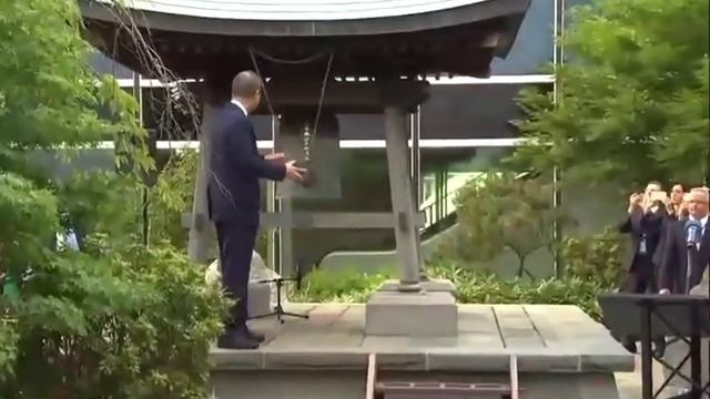 Пан Ги Мун бьет в Колокол мира смотреть онлайн