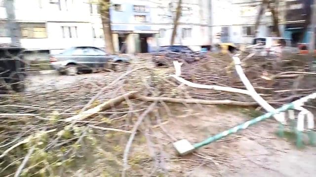 19 апреля все поламало.ветки везде и на детских площадках тоже.ох уж этот ураган. смотреть онлайн