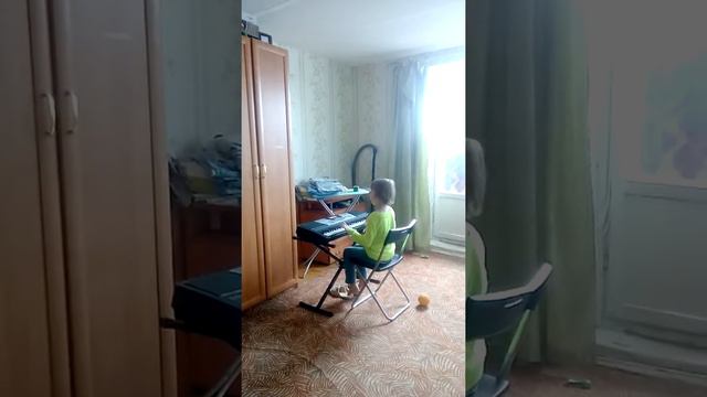 Сестра играет на синтезаторе смотреть онлайн