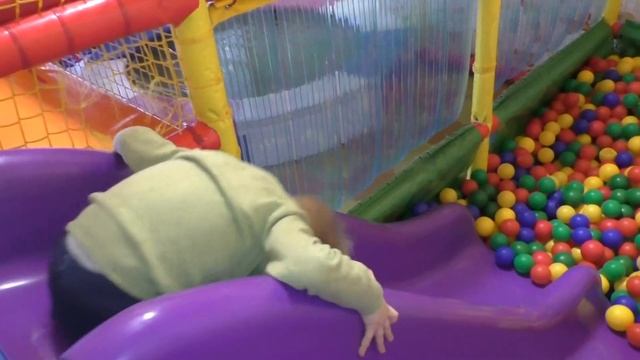 ★Бассейн с гигантскими шариками в детском центре. Детские горки, бссейн