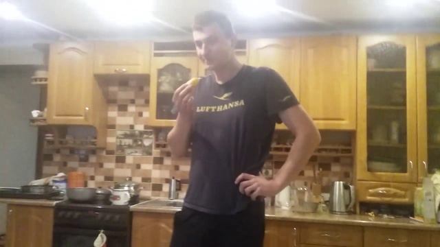 Тато показує як їсти лимон