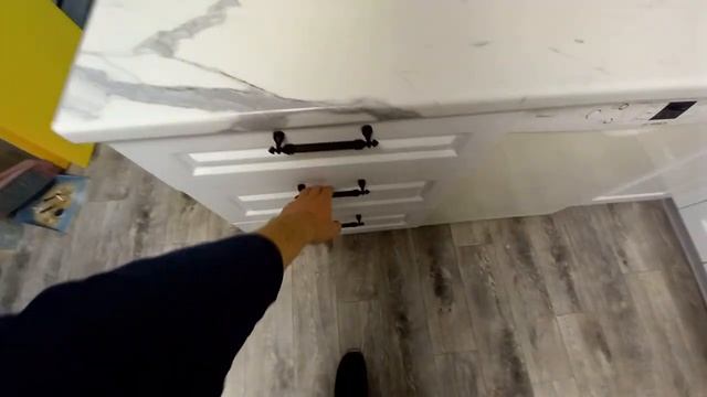 КЛАССИЧЕСКАЯ БЕЛАЯ КУХНЯ С МРАМОРНОЙ СТОЛЕШНИЦЕЙ И ФАРТУКОМ смотреть онлайн