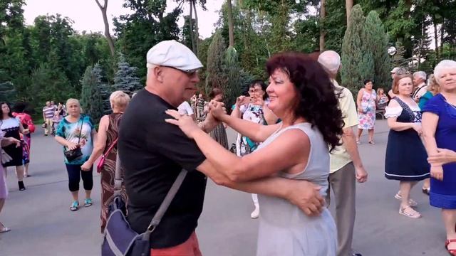 СИНЕГЛАЗАЯ МОЯ ТЫ НЕ ПРАВА! ТАНЦЫ В ПАРКЕ ГОРЬКОГО ХАРЬКОВ 2021 смотреть онлайн