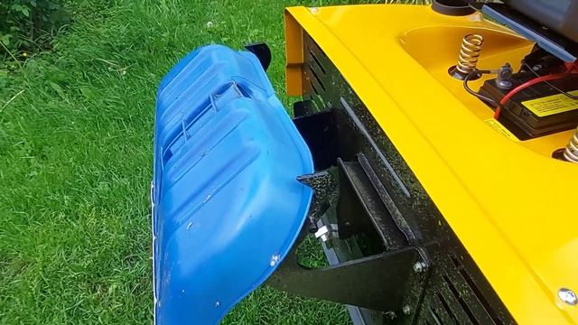 Дефлектор заднего выброса травы из снеговой лопаты для Cub Cadet LT2 NR92. смотреть онлайн