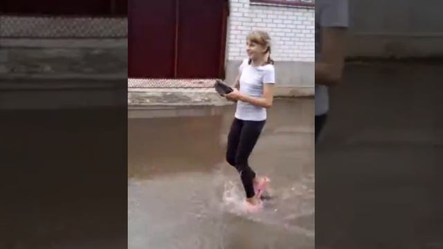 Переходим лужу вместе с Юлей😂 смотреть онлайн