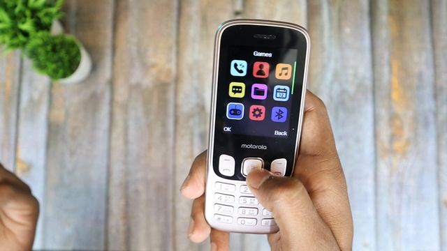 Moto a70 Multimedia Phone With Dual Sim,FM Radio,Games,Torch,Camera | Best Feature Phone Under 2000 смотреть онлайн