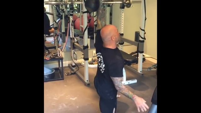 ПОТРЯСАЮЩАЯ физическая форма КОММЕНТАТОРА UFC - Джо Рогана смотреть онлайн