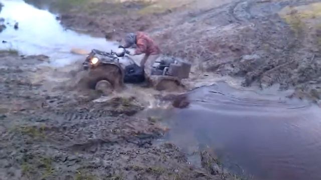 CF MOTO 500-2А Преодолевает небольшой брод смотреть онлайн