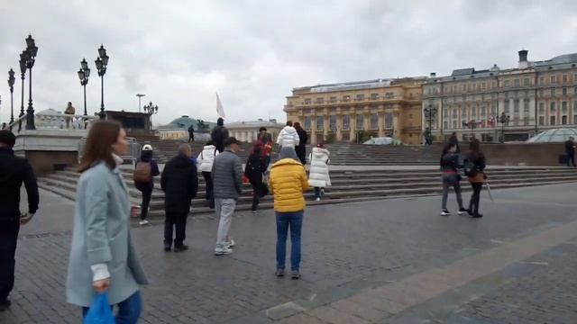 Москва 815 Манежная площадь, отель Four Seasons, памятник Жукову, Кремлёвский проезд осень день смотреть онлайн