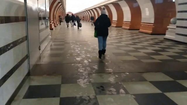Спуск по эскалатору на самую ГЛУБОКУЮ станцию метро Москвы / глубина заложения 73 метра смотреть онлайн