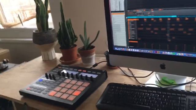 Native Instruments Maschine MK1 - MIDI controller + Software смотреть онлайн