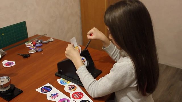 Делаем яркие значки своими руками смотреть онлайн