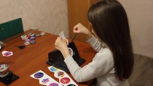 Делаем яркие значки своими руками