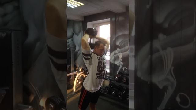 треним трицепсы.. жим гантели 35 кг из-за головы.. смотреть онлайн