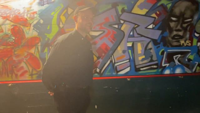 Visning av graffitimålningar i kulvert смотреть онлайн