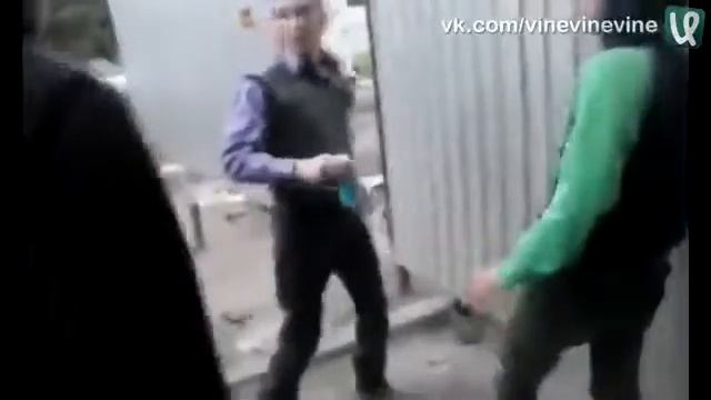 Ссыт в запретном месте, смешно смотреть онлайн