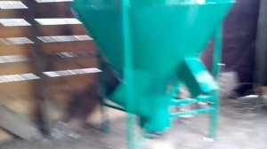 Самодельный кормосмеситель, бензиновая вакуумная зернодробилка .