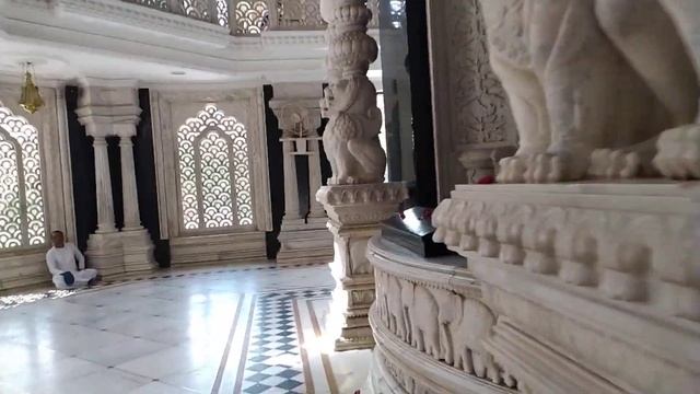 Храм Кришна Баларам Мандир днем 02.04.22. Индия. Вриндаван смотреть онлайн