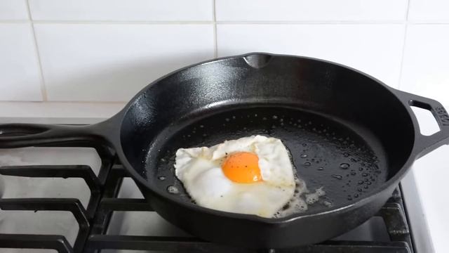 Non-Stick Demonstration... Frying Egg in Brand New Lodge Cast Iron Skillet смотреть онлайн
