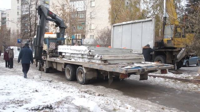Первая плита бетонного забора вокруг здания клуба Отдых.7-11-2016 смотреть онлайн