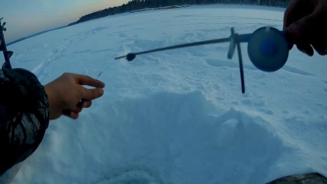 В -40 Живём в УАЗ буханке в Тайге .Чуть не ОСТЫЛ ночью. Зимняя рыбалка с ночевкой в -Часть вторая смотреть онлайн