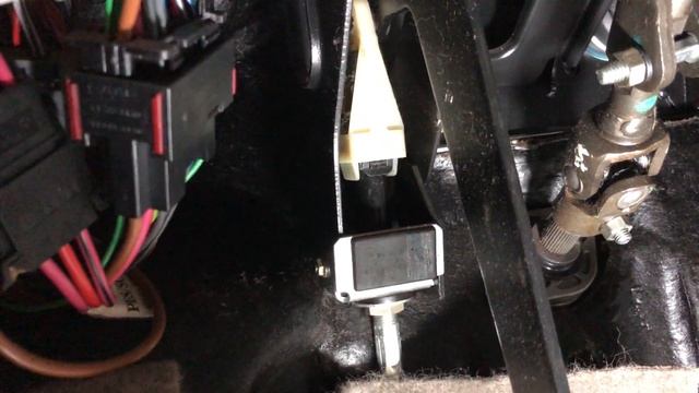 Люфт автонатяжителя троса сцепления Лада Калина 11180160221000