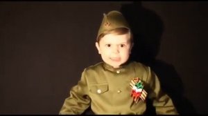 Ребёнок поёт военную песню.