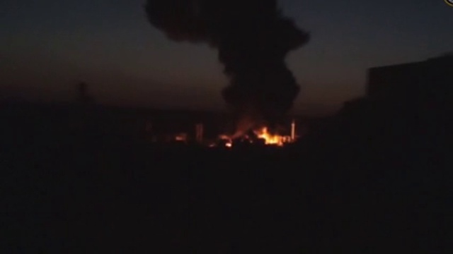 Горловка, последствия ночного обстрела карателями. Пожар на подстанции. смотреть онлайн