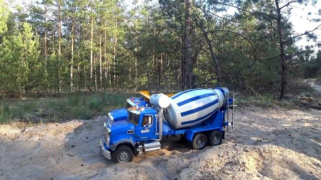 Funny Stories about Bruder trucks - Excavator JCB, tractor and Dump Truck Mack - compilation смотреть онлайн