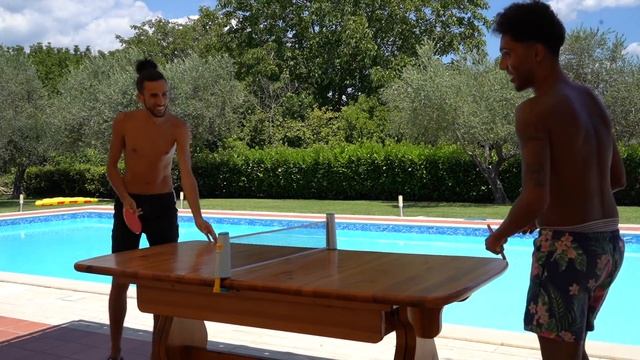 ? PING PONG CHALLENGE IN PISCINA! смотреть онлайн