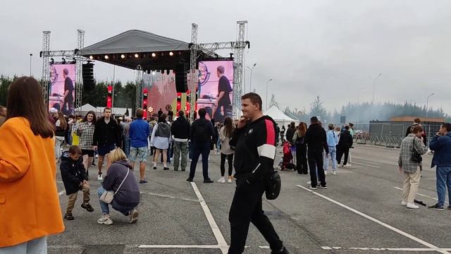 Dvor Musik Fest 2023 на парковке в ТРК Мега Дыбенко смотреть онлайн
