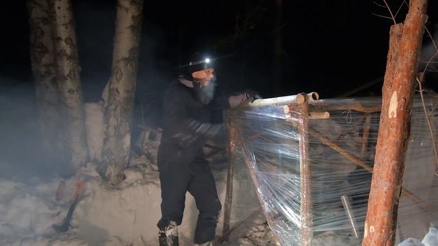 МОРОЗНАЯ НОЧЬ в УКРЫТИИ из СТРЕТЧ-ПЛЕНКИ | Строим укрытия в диком лесу с ПОХОДНЫМ ОПТИМИСТОМ смотреть онлайн