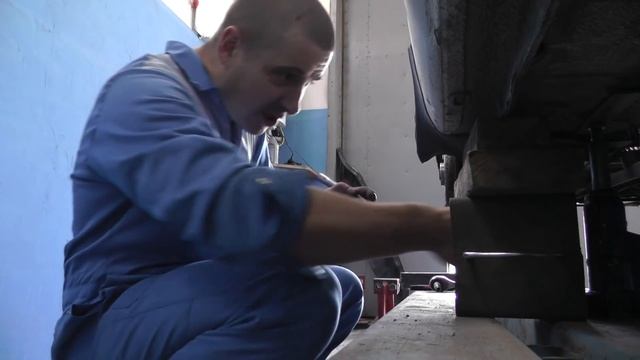 Caddy. Восстановление рулевого наконечника. Замена тормозных трубок. Рихтовка дверей. смотреть онлайн
