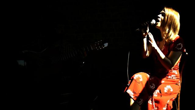 Brazilian song-Laura Ortega. Acustic Session(Cover Cartola- Preciso Me Encontrar) смотреть онлайн