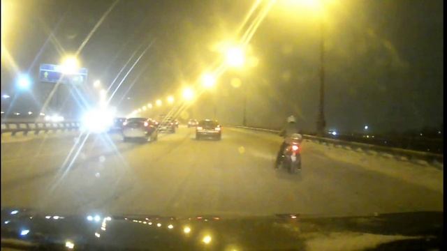 Сумасшедший скутерист едет зимой в снегопад по Третьему кольцу смотреть онлайн