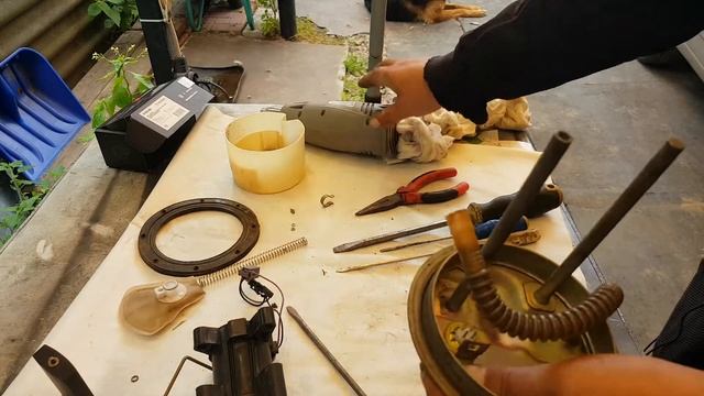 КАК ЗАМЕНИТЬ БЕНЗОНАСОС НА ВАЗ! Замена сеточки топливного насоса на ВАЗ 2110 - 2112. Подробно! смотреть онлайн