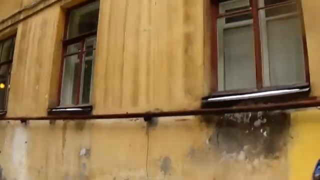 Мы идем на экскурсию по необычным дворам и парадным Петербурга смотреть онлайн