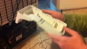 Как снять ёмкость для талой воды холодильника BEKO CS 335020