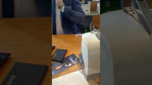 Сотрудник банка ВТБ препятствует забрать договор для ознакомления с оным прежде чем подписывать ег смотреть онлайн