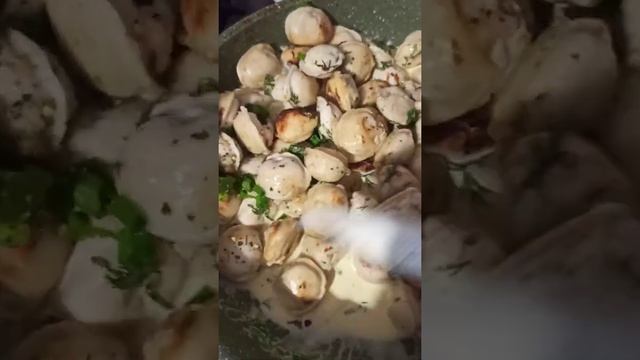 Просто объедение, это очень вкусно — пельмени на сковороде со сметаной и сыром смотреть онлайн