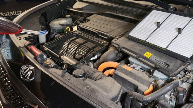 [Kia Niro HEV 2016] Service | Maintenance 120000 km/80000 miles - My first time! смотреть онлайн