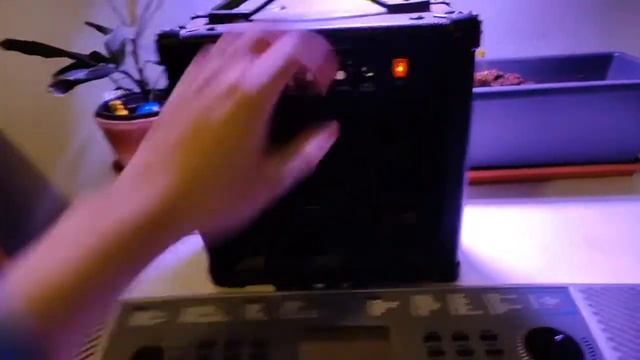 Y2K-493 Keyboard hooked to a cheap guitar amp смотреть онлайн