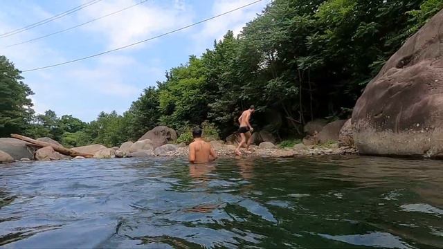 Батуми.Грузия. Отчаянные ребята на горной речке!!! Такой отдых не для всех !!!))) смотреть онлайн