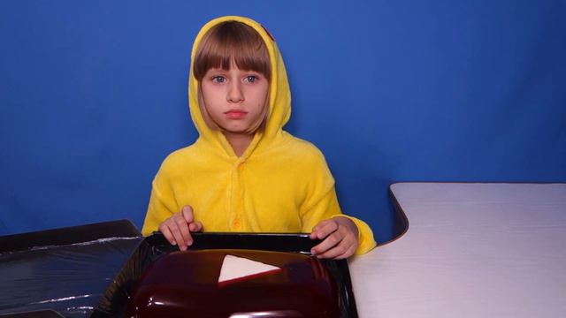 Огромная Желейная Кнопка YOUTUBE за 100К Подписчиков Ведьма Украла Кнопку Обнимашки с Машей смотреть онлайн