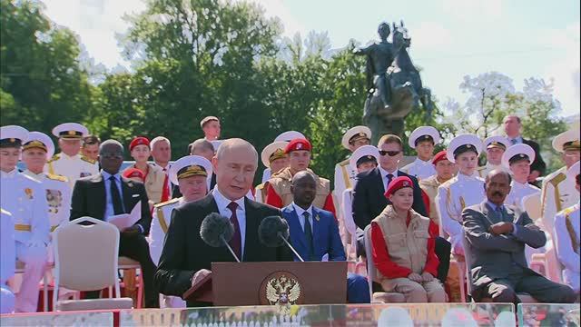 Владимир Путин. Выступление на параде в честь Дня Военно-Морского Флота 30 июля 2023 года. смотреть онлайн