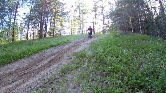 Девушка на питбайке покоряет горки смотреть онлайн