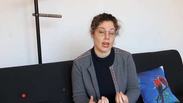 Un perroquet aux ailes taillées se développe-t-il normalement ? смотреть онлайн