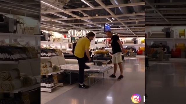 Edward Bil покупает диван